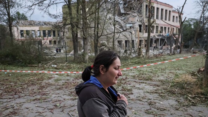 Serangan militer Rusia menghancurkan sebuah sekolah dan beberapa bangunan di dekatnya di kota Kramatorsk, wilayah Donetsk, Ukraina. (REUTERS/GLEB GARANICH)