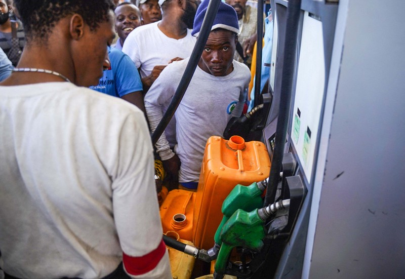 Beberapa barikade didirikan di jalan-jalan Port au Prince untuk memprotes kekurangan bensin di Port Au Prince, Haiti (Anadolu Agency via Getty Images)