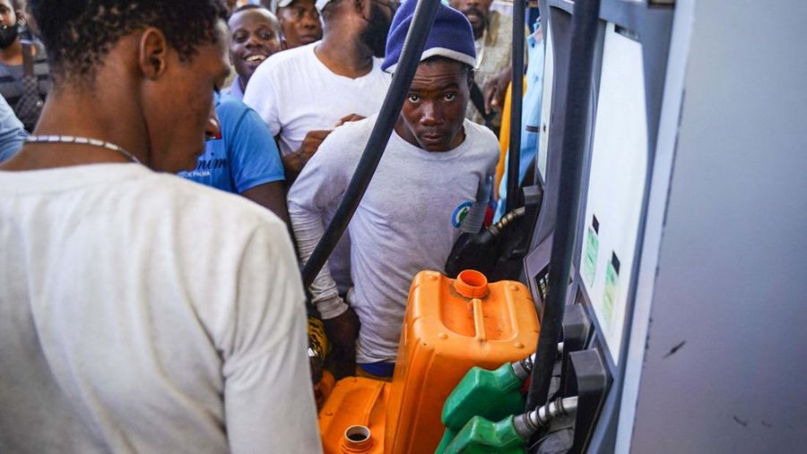 Beberapa barikade didirikan di jalan-jalan Port au Prince untuk memprotes kekurangan bensin di Port Au Prince, Haiti (Anadolu Agency via Getty Images)