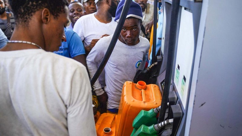 Beberapa barikade didirikan di jalan-jalan Port au Prince untuk memprotes kekurangan bensin di Port Au Prince, Haiti (Anadolu Agency via Getty Images)