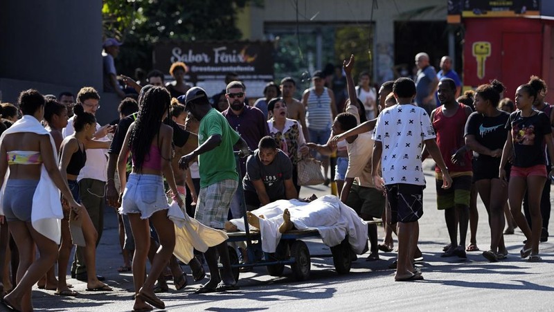 Polisi melakukan operasi di favela Complexo do Alemao di Rio de Janeiro, Brasil, Kamis, 21 Juli 2022. (AP/Silvia Izquierdo)