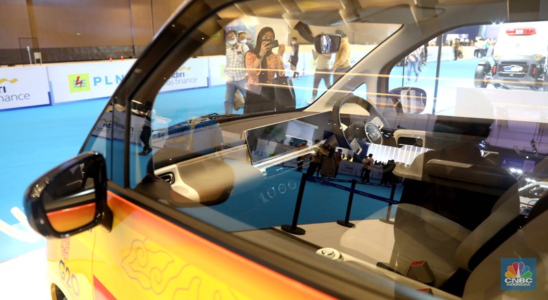 Hyundai Genesis G80 Electrified di pameran kendaraan listrik Periklindo Electric Vehicle Show (PEVS) 2022 Jakarta, Jumat (22/7/2022). (CNBC Indonesia/Muhammad Sabki)