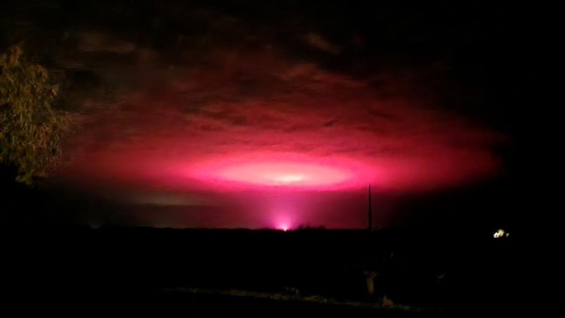 Pink glow lights up the sky above the Australian town of Mildura, Victoria, Australia in this picture obtained from social media and taken July 19, 2022. Instagram @desert_2_sea/via REUTERS  THIS IMAGE HAS BEEN SUPPLIED BY A THIRD PARTY. MANDATORY CREDIT. NO RESALES. NO ARCHIVES.