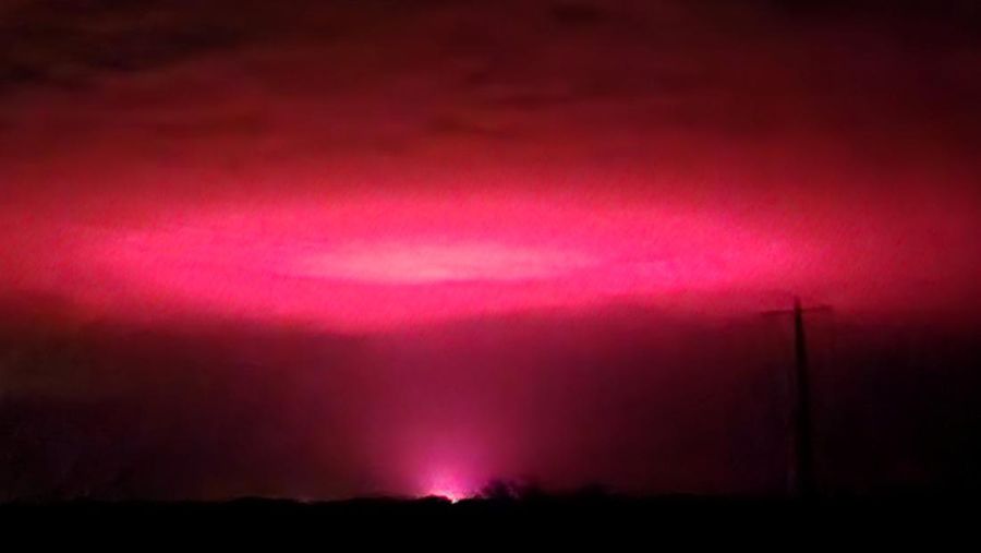 Pink glow lights up the sky above the Australian town of Mildura, Victoria, Australia in this picture obtained from social media and taken July 19, 2022. Instagram @desert_2_sea/via REUTERS  THIS IMAGE HAS BEEN SUPPLIED BY A THIRD PARTY. MANDATORY CREDIT. NO RESALES. NO ARCHIVES.