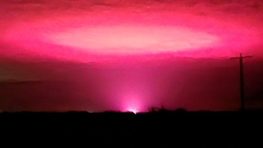 Pink glow lights up the sky above the Australian town of Mildura, Victoria, Australia in this picture obtained from social media and taken July 19, 2022. Instagram @desert_2_sea/via REUTERS  THIS IMAGE HAS BEEN SUPPLIED BY A THIRD PARTY. MANDATORY CREDIT. NO RESALES. NO ARCHIVES.