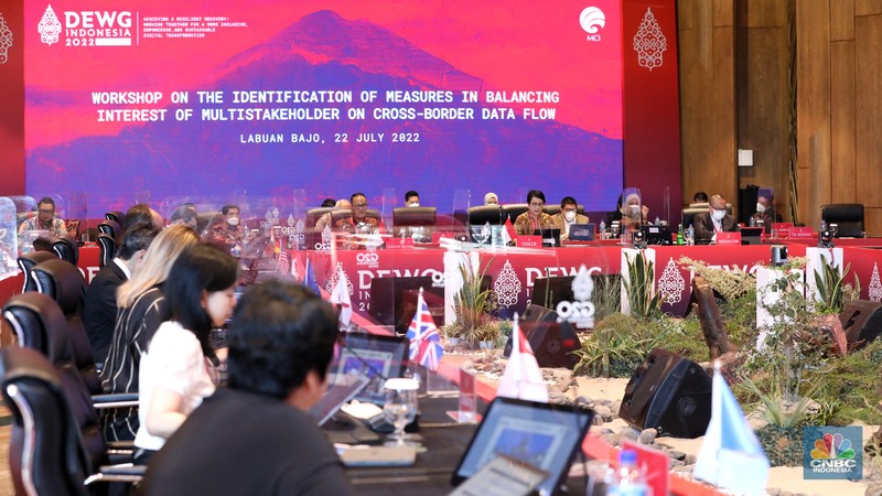 Hari ketiga DEWG g20 Labuan Bajo Chair DEWG G20 Presidensi Indonesia yang juga Sekjen Kementerian Kominfo Mira Tayyiba membuka Pertemuan Ketiga Digital Economy Working Group (DEWG) Presidensi G20 pada hari terakhir di Labuan Bajo, NTT, Jumat (22/7/2022). Pada penutupan Pertemuan Ketiga DEWG Presidensi G20, semua pihak sepakat bahwa perlu adanya penguatan tata kelola data lintas batas negara. (CNBC Indonesia/ Andrean Kristianto)