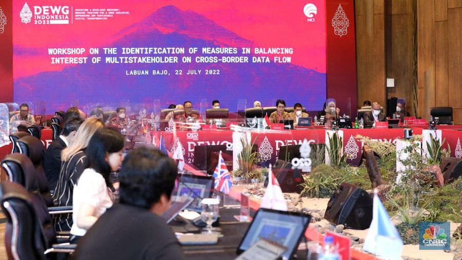 Chair DEWG G20 Presidensi Indonesia yang juga Sekjen Kementerian Kominfo Mira Tayyiba membuka Pertemuan Ketiga Digital Economy Working Group (DEWG) Presidensi G20 pada hari terakhir di Labuan Bajo, NTT, Jumat (22/7/2022). Pada penutupan Pertemuan Ketiga DEWG Presidensi G20, semua pihak sepakat bahwa perlu adanya penguatan tata kelola data lintas batas negara. (CNBC Indonesia/ Andrean Kristianto)