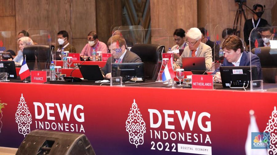 Chair DEWG G20 Presidensi Indonesia yang juga Sekjen Kementerian Kominfo Mira Tayyiba membuka Pertemuan Ketiga Digital Economy Working Group (DEWG) Presidensi G20 pada hari terakhir di Labuan Bajo, NTT, Jumat (22/7/2022). Pada penutupan Pertemuan Ketiga DEWG Presidensi G20, semua pihak sepakat bahwa perlu adanya penguatan tata kelola data lintas batas negara. (CNBC Indonesia/ Andrean Kristianto)