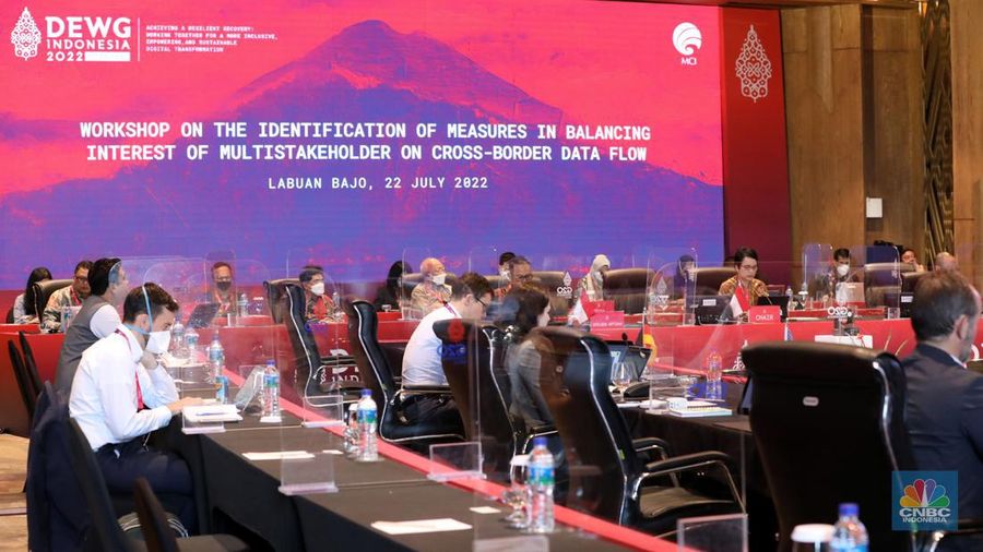 Chair DEWG G20 Presidensi Indonesia yang juga Sekjen Kementerian Kominfo Mira Tayyiba membuka Pertemuan Ketiga Digital Economy Working Group (DEWG) Presidensi G20 pada hari terakhir di Labuan Bajo, NTT, Jumat (22/7/2022). Pada penutupan Pertemuan Ketiga DEWG Presidensi G20, semua pihak sepakat bahwa perlu adanya penguatan tata kelola data lintas batas negara. (CNBC Indonesia/ Andrean Kristianto)
