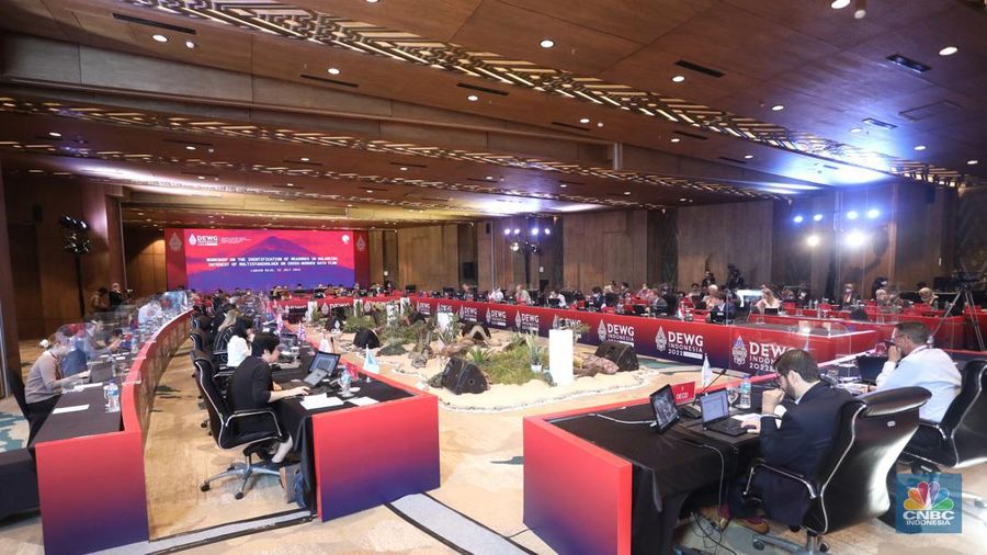 Chair DEWG G20 Presidensi Indonesia yang juga Sekjen Kementerian Kominfo Mira Tayyiba membuka Pertemuan Ketiga Digital Economy Working Group (DEWG) Presidensi G20 pada hari terakhir di Labuan Bajo, NTT, Jumat (22/7/2022). Pada penutupan Pertemuan Ketiga DEWG Presidensi G20, semua pihak sepakat bahwa perlu adanya penguatan tata kelola data lintas batas negara. (CNBC Indonesia/ Andrean Kristianto)