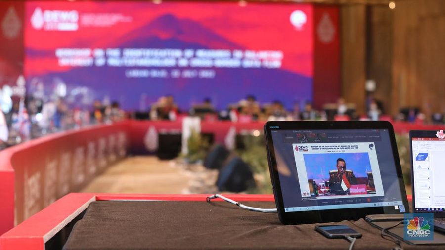 Direktur Jenderal Aplikasi Informatika Kementerian Kominfo Semuel Abrijani Pangerapan membuka Pertemuan Ketiga Digital Economy Working Group (DEWG) Presidensi G20 pada hari terakhir di Labuan Bajo, NTT, Jumat (22/7/2022). Pada penutupan Pertemuan Ketiga DEWG Presidensi G20, semua pihak sepakat bahwa perlu adanya penguatan tata kelola data lintas batas negara. (CNBC Indonesia/ Andrean Kristianto)