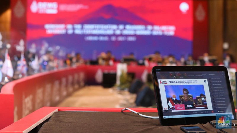 Chair DEWG G20 Presidensi Indonesia yang juga Sekjen Kementerian Kominfo Mira Tayyiba membuka Pertemuan Ketiga Digital Economy Working Group (DEWG) Presidensi G20 pada hari terakhir di Labuan Bajo, NTT, Jumat (22/7/2022). Pada penutupan Pertemuan Ketiga DEWG Presidensi G20, semua pihak sepakat bahwa perlu adanya penguatan tata kelola data lintas batas negara. (CNBC Indonesia/ Andrean Kristianto)