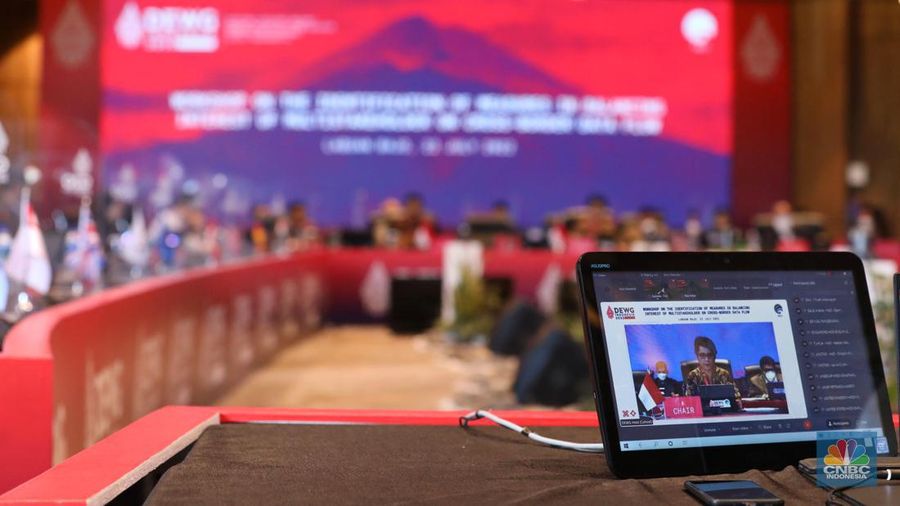 Chair DEWG G20 Presidensi Indonesia yang juga Sekjen Kementerian Kominfo Mira Tayyiba membuka Pertemuan Ketiga Digital Economy Working Group (DEWG) Presidensi G20 pada hari terakhir di Labuan Bajo, NTT, Jumat (22/7/2022). Pada penutupan Pertemuan Ketiga DEWG Presidensi G20, semua pihak sepakat bahwa perlu adanya penguatan tata kelola data lintas batas negara. (CNBC Indonesia/ Andrean Kristianto)