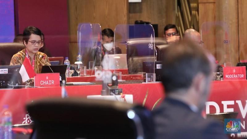 Chair DEWG G20 Presidensi Indonesia yang juga Sekjen Kementerian Kominfo Mira Tayyiba membuka Pertemuan Ketiga Digital Economy Working Group (DEWG) Presidensi G20 pada hari terakhir di Labuan Bajo, NTT, Jumat (22/7/2022). Pada penutupan Pertemuan Ketiga DEWG Presidensi G20, semua pihak sepakat bahwa perlu adanya penguatan tata kelola data lintas batas negara. (CNBC Indonesia/ Andrean Kristianto)