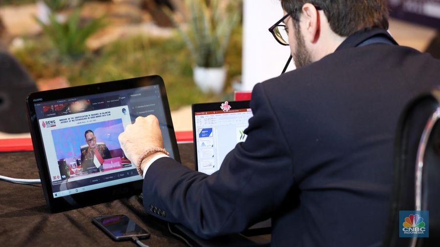 Chair DEWG G20 Presidensi Indonesia yang juga Sekjen Kementerian Kominfo Mira Tayyiba membuka Pertemuan Ketiga Digital Economy Working Group (DEWG) Presidensi G20 pada hari terakhir di Labuan Bajo, NTT, Jumat (22/7/2022). Pada penutupan Pertemuan Ketiga DEWG Presidensi G20, semua pihak sepakat bahwa perlu adanya penguatan tata kelola data lintas batas negara. (CNBC Indonesia/ Andrean Kristianto)
