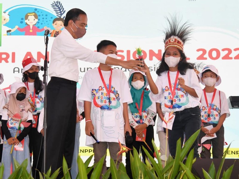 Presiden Joko Widodo menghadiri acara peringatan Hari Anak Nasional yang digelar di Kebun Raya Bogor, Jawa Barat, pada Sabtu, 23 Juli 2022. (Rusman - Biro Pers Sekretariat Presiden) Presiden Joko Widodo menghadiri acara peringatan Hari Anak Nasional yang digelar di Kebun Raya Bogor, Jawa Barat, pada Sabtu, 23 Juli 2022. (Rusman - Biro Pers Sekretariat Presiden)