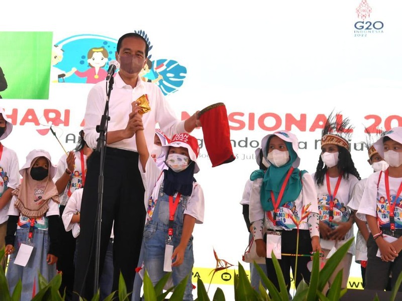 Presiden Joko Widodo menghadiri acara peringatan Hari Anak Nasional yang digelar di Kebun Raya Bogor, Jawa Barat, pada Sabtu, 23 Juli 2022. (Rusman - Biro Pers Sekretariat Presiden) Presiden Joko Widodo menghadiri acara peringatan Hari Anak Nasional yang digelar di Kebun Raya Bogor, Jawa Barat, pada Sabtu, 23 Juli 2022. (Rusman - Biro Pers Sekretariat Presiden)