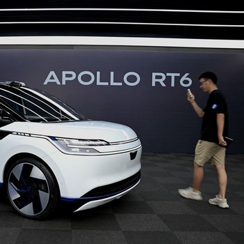 Penampakan Apollo RT6, Taksi 'Hantu' China Berharga Miring