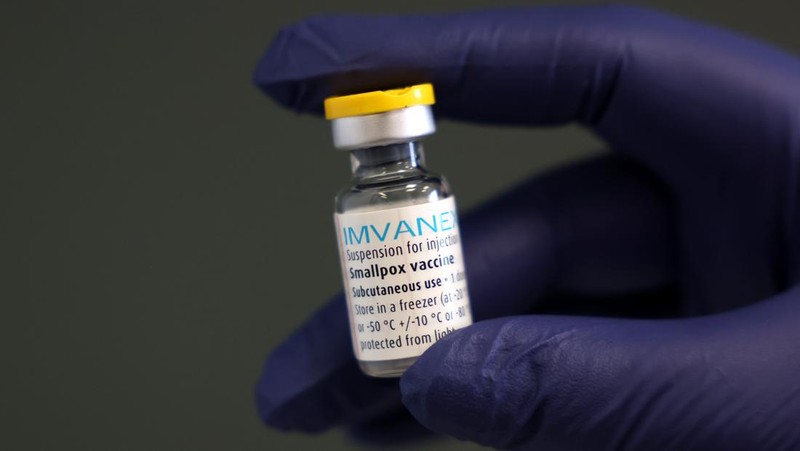 LONDON, ENGLAND - JULY 23: Nurse, Gabby Monk administers a dose of the monkeypox vaccine on July 23, 2022 in London, England. The NHS is expanding its  rollout in London as monkeypox cases continue to increase in the capital. Monkeypox, a rare disease, is part of the same family of viruses as smallpox. (Photo by Hollie Adams/Getty Images)