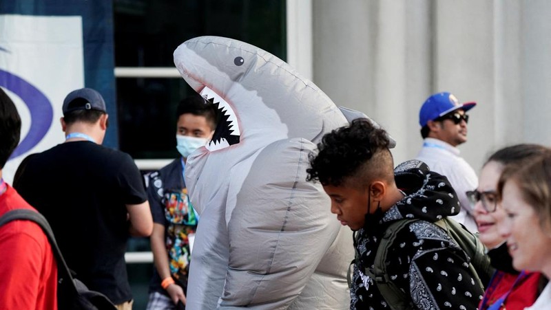 Performers cosplay as characters from the Netflix animated series Farzar to promote the show, outside Comic-Con International in San Diego, California, U.S., July 22, 2022. REUTERS/Bing Guan