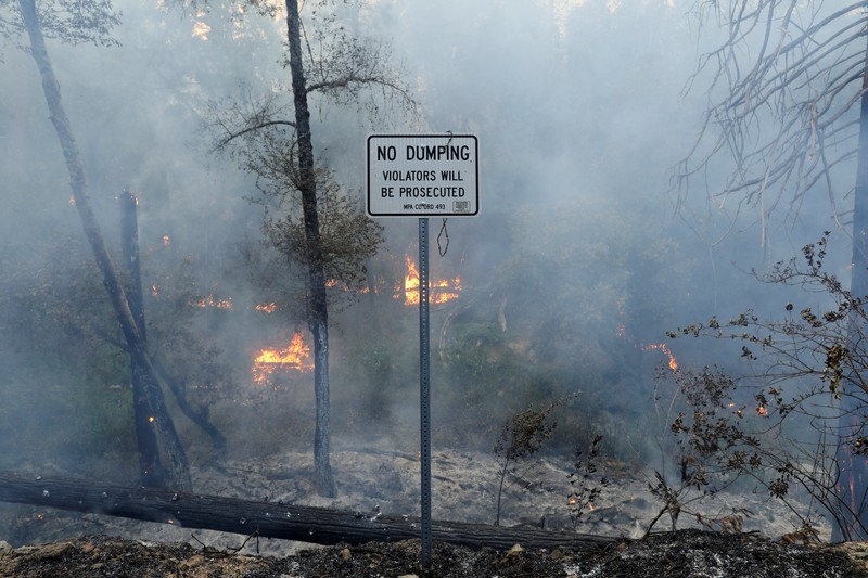 CALIFORNIA-WILDFIRES/ 10 Tanker aircraft flies over the Oak Fire as it burns near Darrah in Mariposa County, California, U.S. July 23, 2022. REUTERS/David Swanson