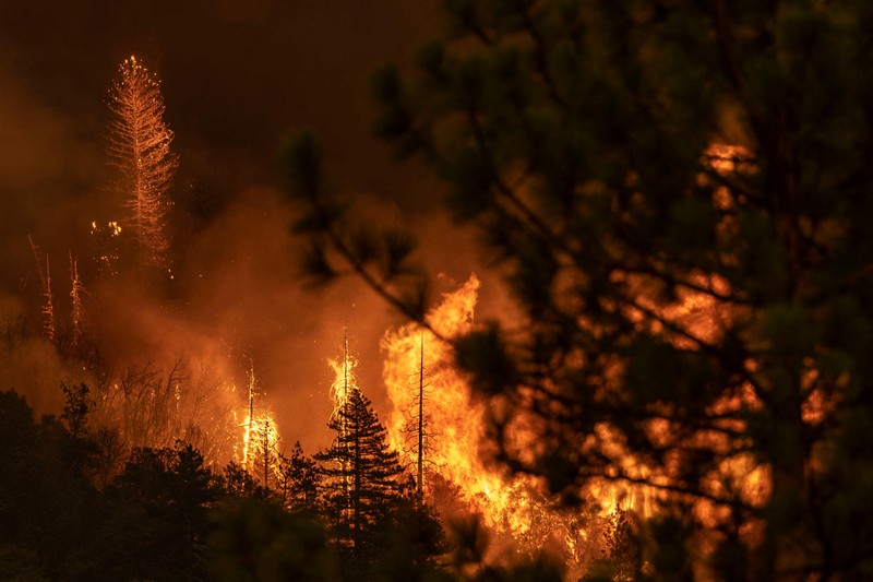 10 Tanker aircraft flies over the Oak Fire as it burns near Darrah in Mariposa County, California, U.S. July 23, 2022.  REUTERS/David Swanson