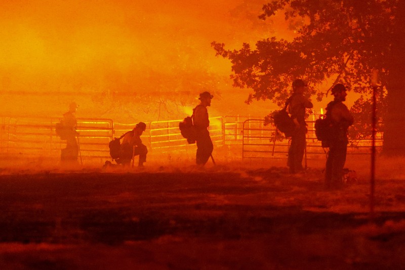 CALIFORNIA-WILDFIRES/ 10 Tanker aircraft flies over the Oak Fire as it burns near Darrah in Mariposa County, California, U.S. July 23, 2022. REUTERS/David Swanson