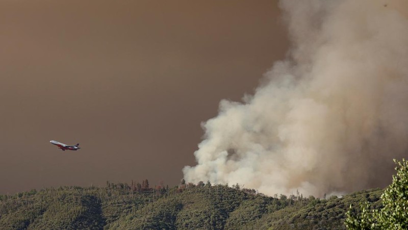 10 Tanker aircraft flies over the Oak Fire as it burns near Darrah in Mariposa County, California, U.S. July 23, 2022.  REUTERS/David Swanson