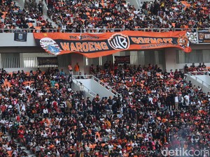 Jakmania Ramai-ramai Nyalakan Flare, Persija Vs Malut United Sempat Disetop