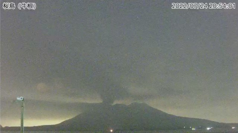 Letusan Sakurajima di Tarumizu, Prefektur Kumamoto, Jepang, (24/7/2022) waktu setempat. (via REUTERS/KYODO)