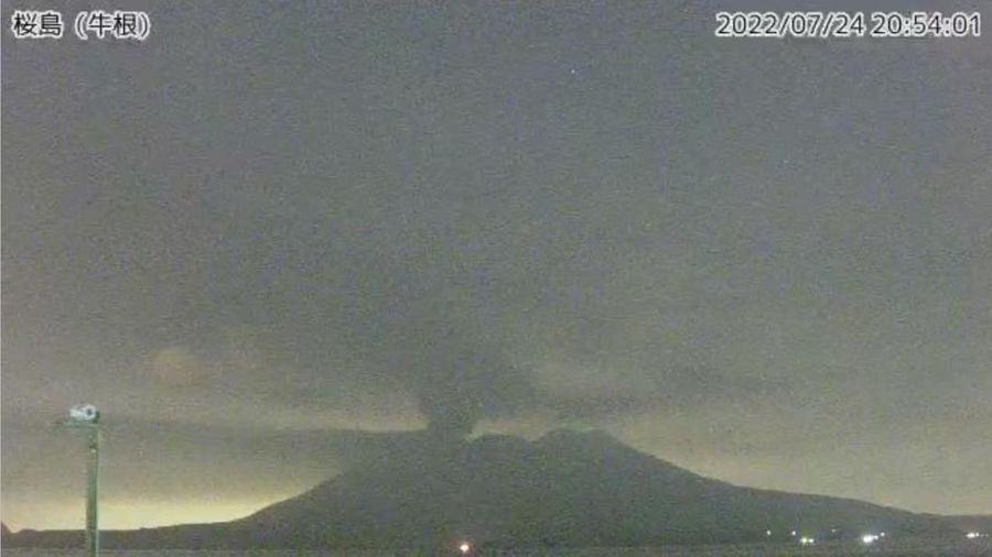Letusan Sakurajima di Tarumizu, Prefektur Kumamoto, Jepang, (24/7/2022) waktu setempat. (via REUTERS/KYODO)