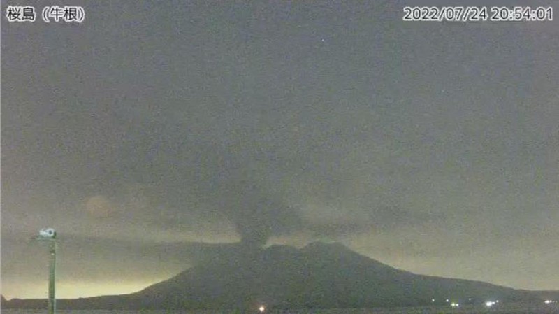 Letusan Sakurajima di Tarumizu, Prefektur Kumamoto, Jepang, (24/7/2022) waktu setempat. (via REUTERS/KYODO)