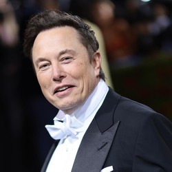 Elon Musk Nyatakan Perang, Ada Apa?