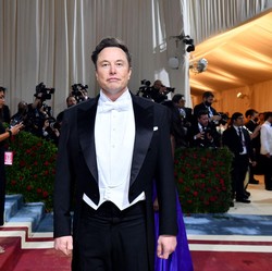 Elon Musk Jual Saham Tesla Rp 103 T, Buat Beli MU?