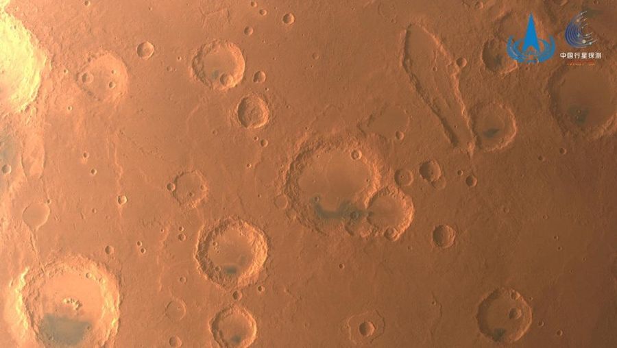 Gambar Mars yang diambil oleh pesawat tak berawak Tianwen-1 China terlihat dalam gambar selebaran yang dirilis oleh Badan Antariksa Nasional China (CNSA) (via REUTERS/CHINA NATIONAL SPACE ADMINISTRAT)
