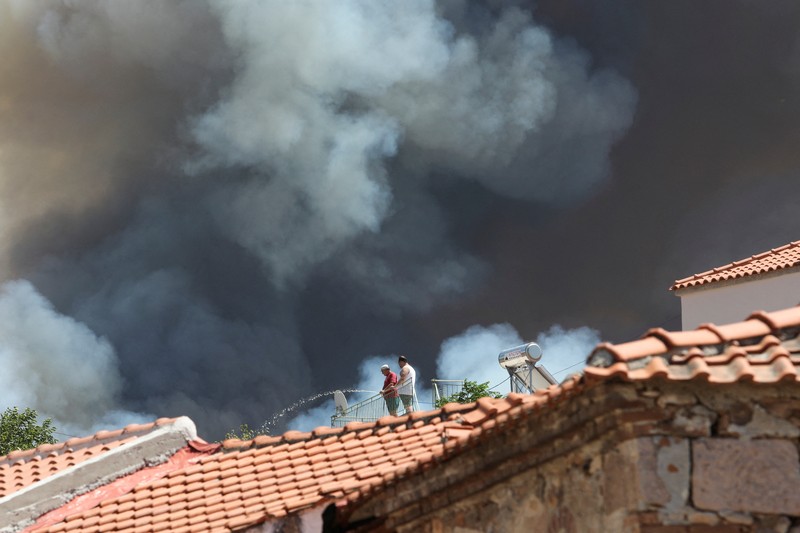 Kebakaran hutan berkobar dekat resor Vatera di Lesbos, Yunani (REUTERS/EUROKINISSI)