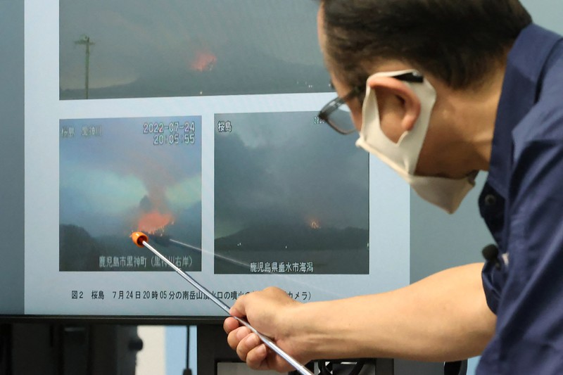 Letusan Sakurajima di Tarumizu, Prefektur Kumamoto, Jepang, (24/7/2022) waktu setempat. (via REUTERS/KYODO)