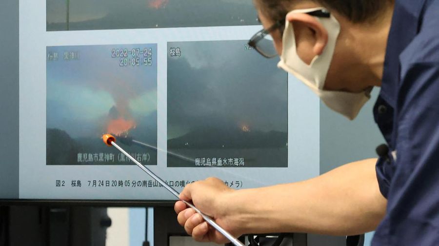Letusan Sakurajima di Tarumizu, Prefektur Kumamoto, Jepang, (24/7/2022) waktu setempat. (via REUTERS/KYODO)