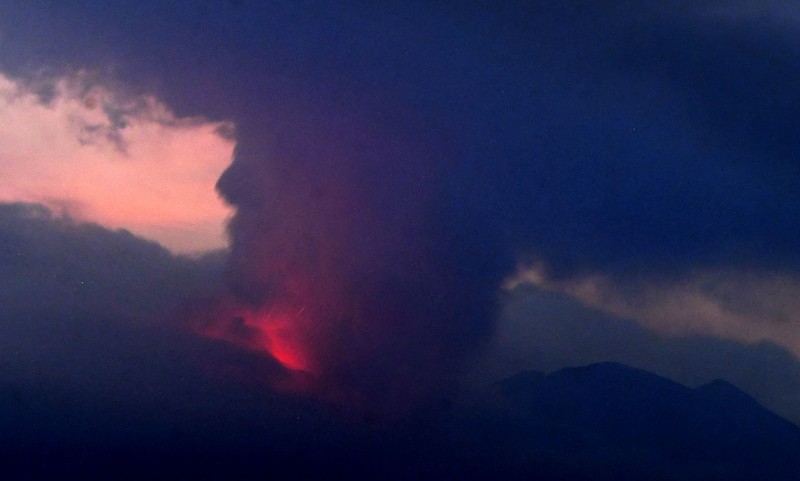 Letusan Sakurajima di Tarumizu, Prefektur Kumamoto, Jepang, (24/7/2022) waktu setempat. (via REUTERS/KYODO)