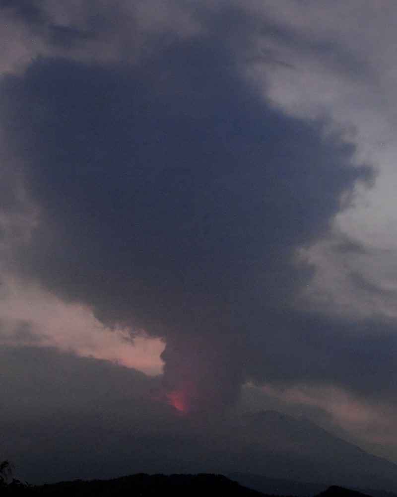 Letusan Sakurajima di Tarumizu, Prefektur Kumamoto, Jepang, (24/7/2022) waktu setempat. (via REUTERS/KYODO) Letusan Sakurajima di Tarumizu, Prefektur Kumamoto, Jepang, (24/7/2022) waktu setempat. (via REUTERS/KYODO)