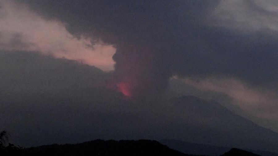 Letusan Sakurajima di Tarumizu, Prefektur Kumamoto, Jepang, (24/7/2022) waktu setempat. (via REUTERS/KYODO)