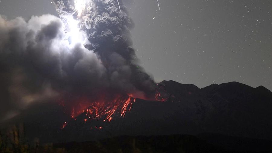 Letusan Sakurajima di Tarumizu, Prefektur Kumamoto, Jepang, (24/7/2022) waktu setempat. (via REUTERS/KYODO)