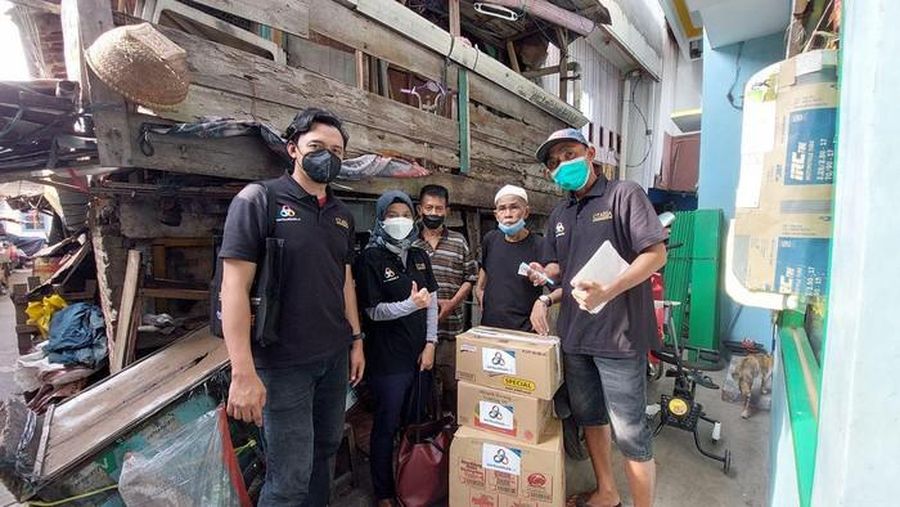 Momen penyaluran bantuan dari berbuatbaik.id untuk Kakek Sukarno berupa sembako dan bedah rumah (Foto: dok. berbuatbaik.id)