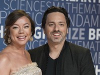 Elon Musk Beri Bukti Bantah Berlutut Minta Maaf Sergey Brin