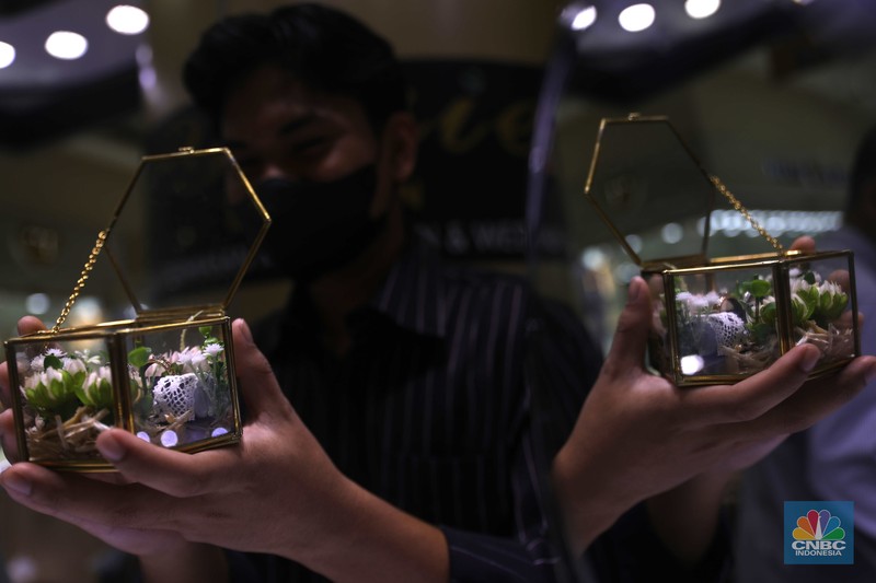 Pemilik toko perhiasan menata perhiasan emas di Kawasan Cikini Gold Center, Jakarta, Senin, (25/7/2022). (CNBC Indonesia/Muhammad Sabki)
