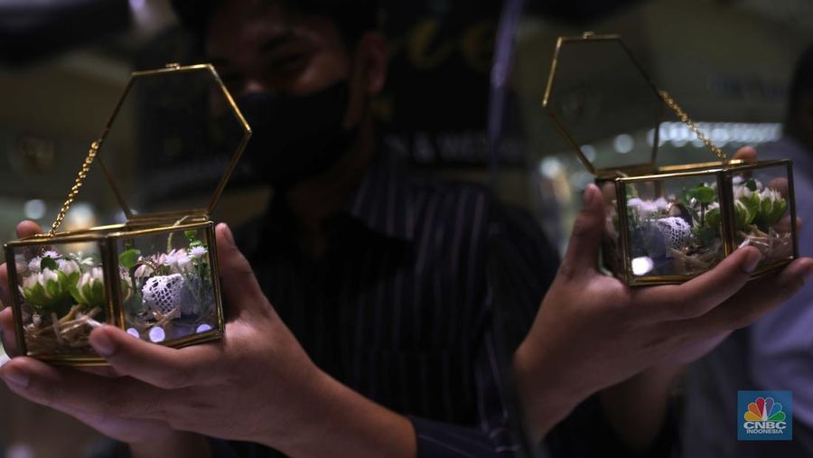 Pemilik toko perhiasan menata perhiasan emas di Kawasan Cikini Gold Center, Jakarta, Senin, (25/7/2022). (CNBC Indonesia/Muhammad Sabki)