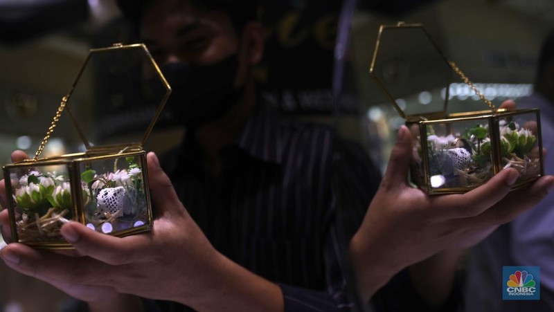 Pemilik toko perhiasan menata perhiasan emas di Kawasan Cikini Gold Center, Jakarta, Senin, (25/7/2022). (CNBC Indonesia/Muhammad Sabki)