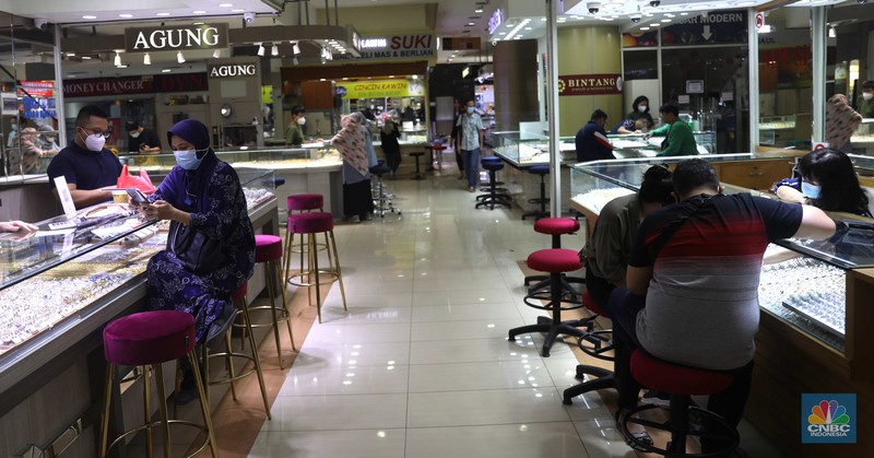 Pemilik toko perhiasan menata perhiasan emas di Kawasan Cikini Gold Center, Jakarta, Senin, (25/7/2022). (CNBC Indonesia/Muhammad Sabki)