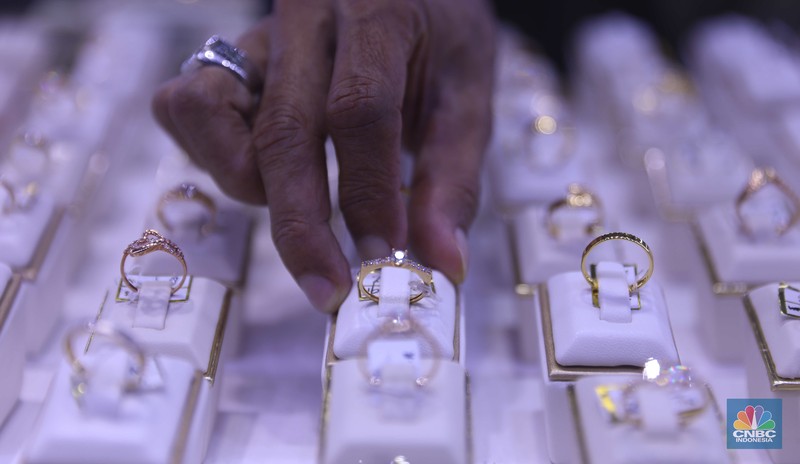Pemilik toko perhiasan menata perhiasan emas di Kawasan Cikini Gold Center, Jakarta, Senin, (25/7/2022). (CNBC Indonesia/Muhammad Sabki)