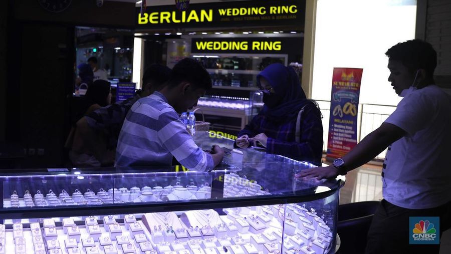 Pemilik toko perhiasan menata perhiasan emas di Kawasan Cikini Gold Center, Jakarta, Senin, (25/7/2022). (CNBC Indonesia/Muhammad Sabki)